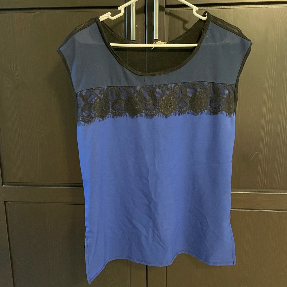 41 Hawthorn mixed media Large top Stitch Fix black lace over royal & black back